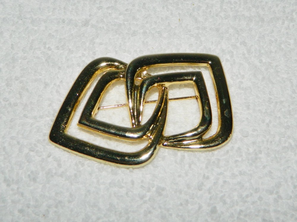 Pretty Interlocking Goldtone Brooch Pin