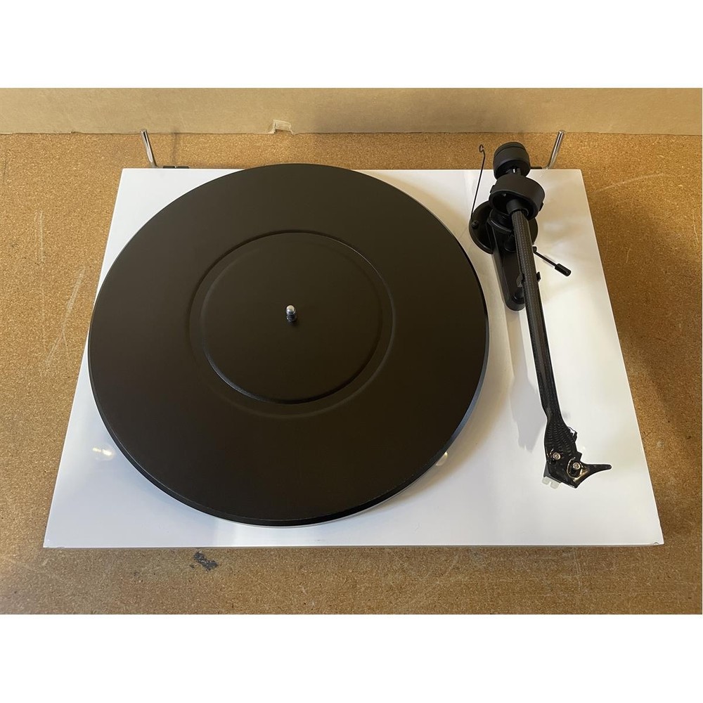 Pro-Ject Debut Carbon Evolution with Sumiko Rainier (High Gloss Black)