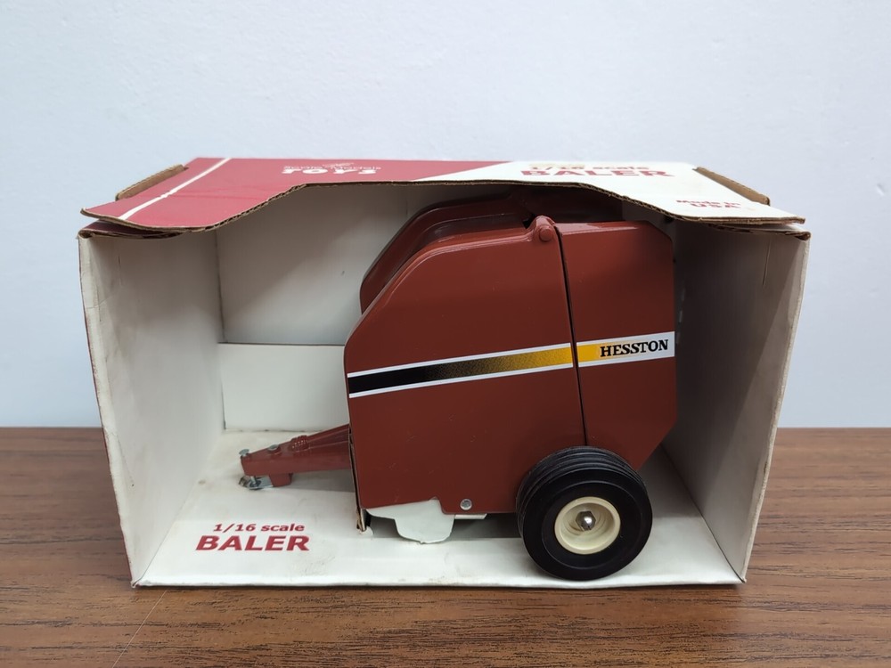 1/16 Scale Models Hesston Round Baler with Bale
