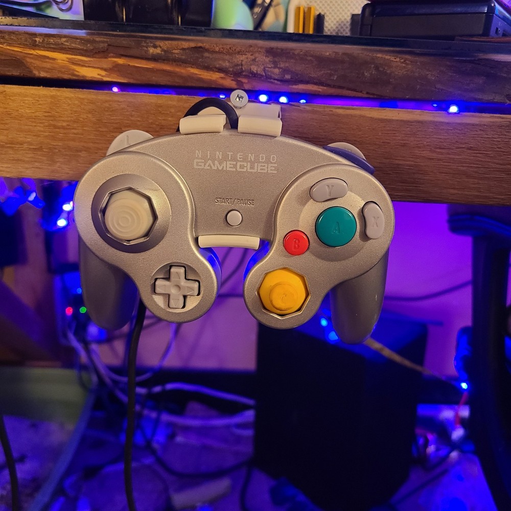 Nintendo GameCube Controller Wall Mount Clip Holder Hanger Bracket with Logo