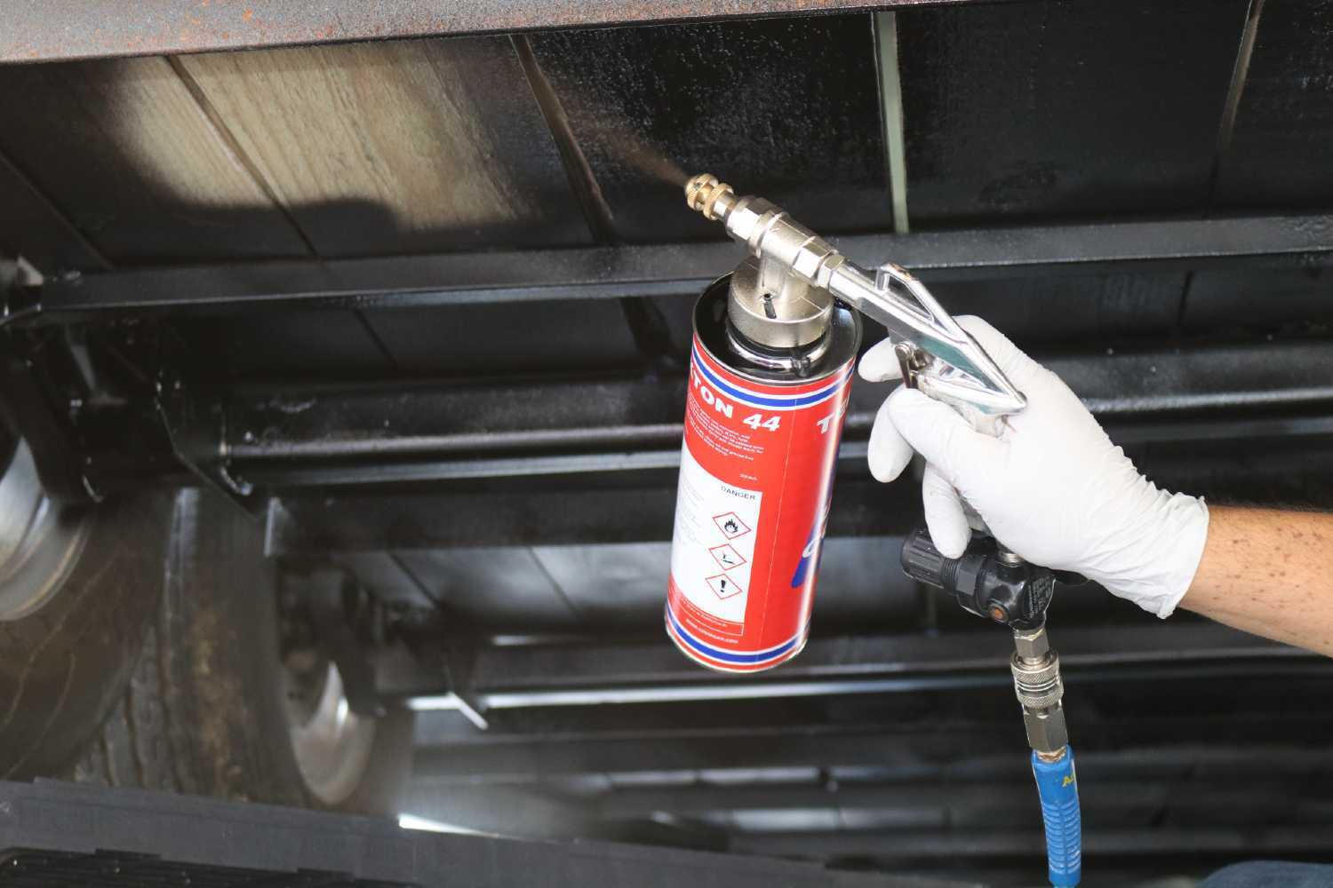 Undercoating Kit Includes Spray Gun with Adjustable Nozzle BONUS 7" Wand