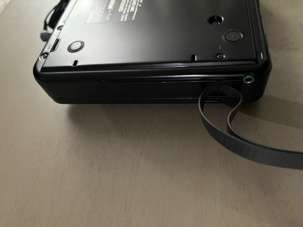 Sony D-T2 Discman FM/AM CD Compact Player