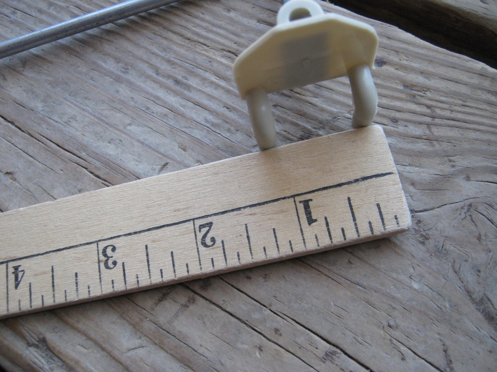 NOT COMPLETE 86 pcs ( 7 pcs plastic ONLY ) Fastback Hooks ?? Peg Board Hooks