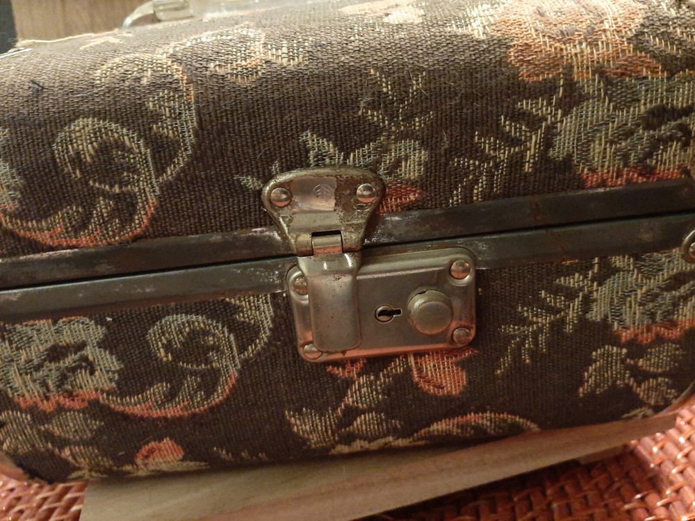 VINTAGE TAPESTRY SEWING CASE , SEWING BOX , SMALL TRAIN CASE