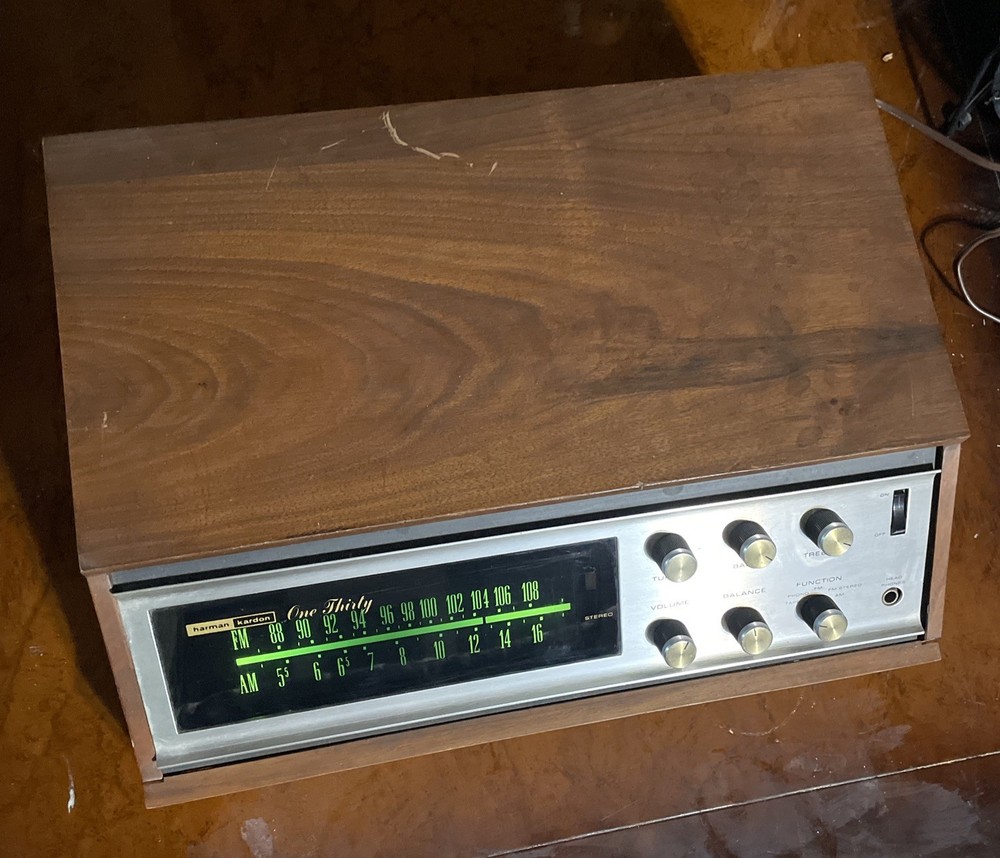 Harman Kardon One Thirty Powers on / Only left channel works