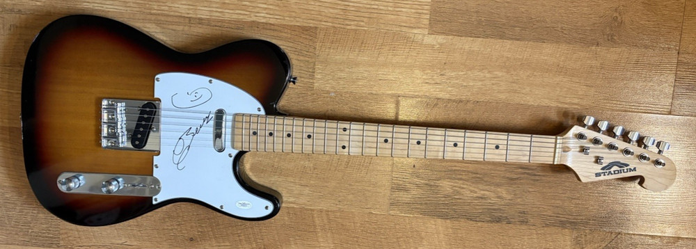 MUSIC LEGEND CHUCK BERRY SIGNED GUITAR JSA AUTHENTICATION