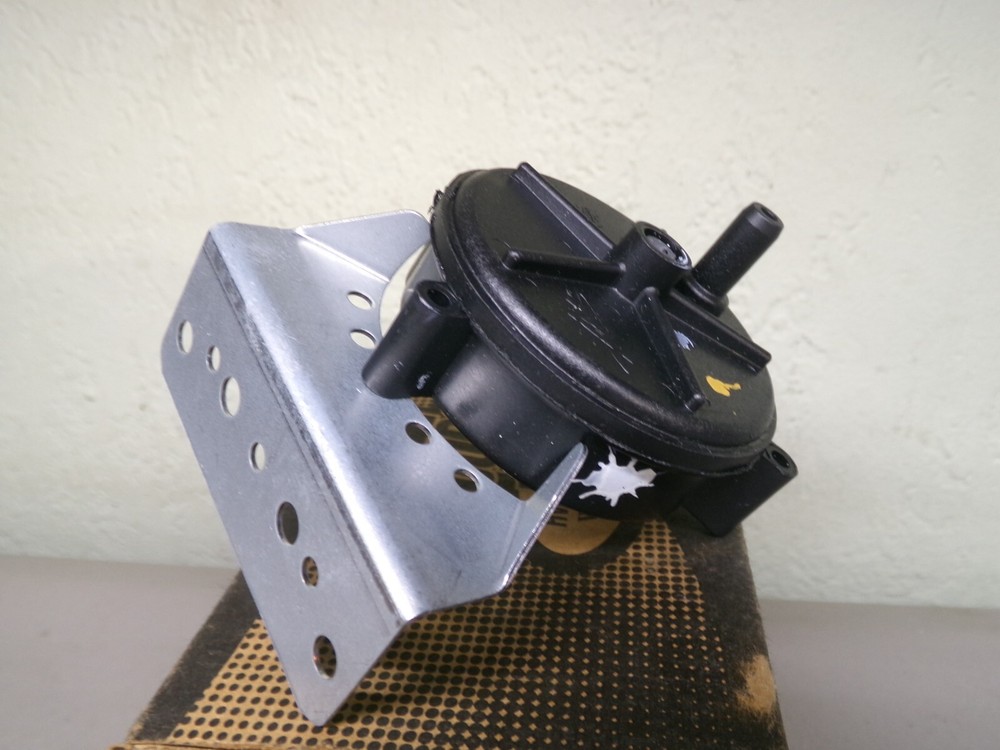 SOURCE 1 S1-02436052007 AIR PRESSURE SWITCH