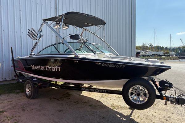 Mastercraft X14 Ski Boat Centre Walk Through Window Windshield.