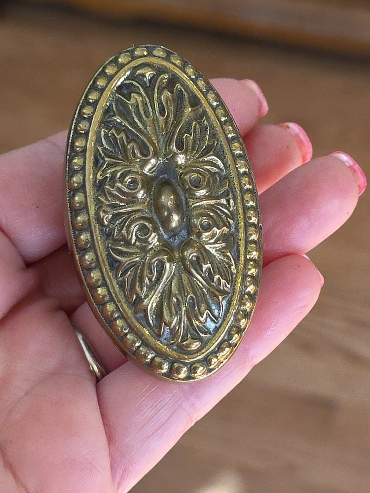 ANTIQUE AUTHENTIC RARE VICTORIAN SOLID BRASS FANCY CAST OVAL BRASS KNOB PULL