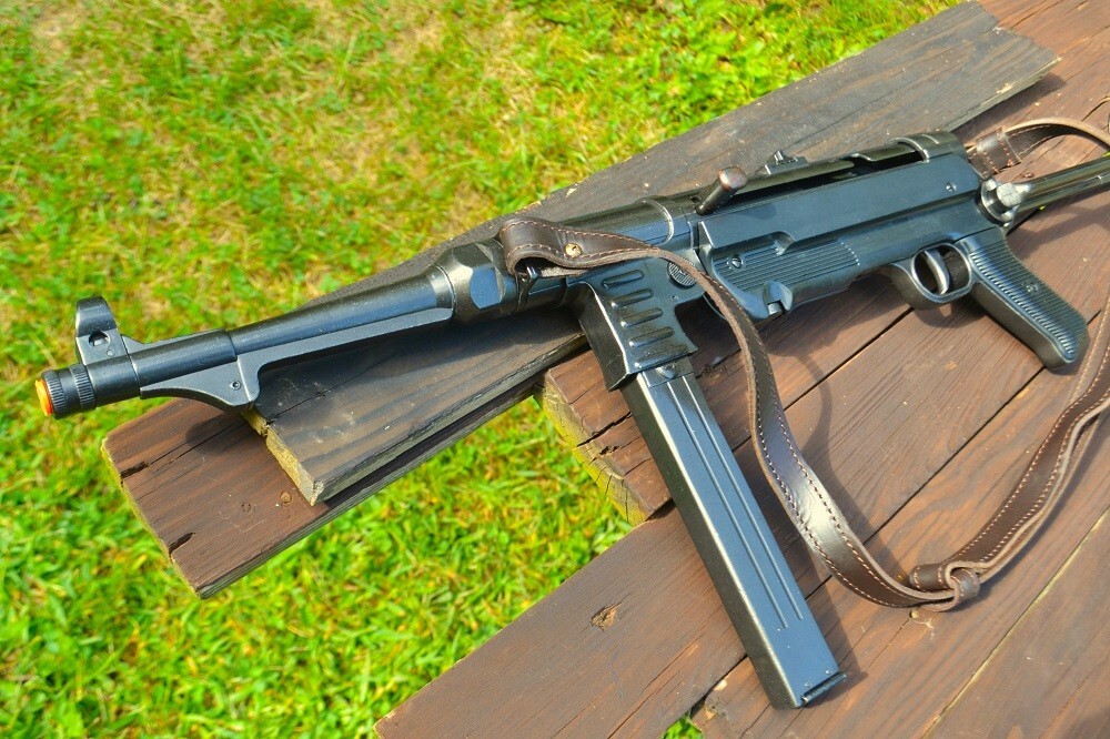 Non-Firing Denix Replica German MP40 Submachine Gun - Schmeisser - MP 40 - WWII