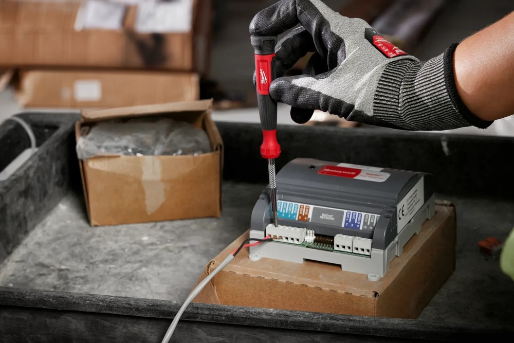 Milwaukee 48-22-2930 4-in-1 Precision Multi-Bit Screwdriver