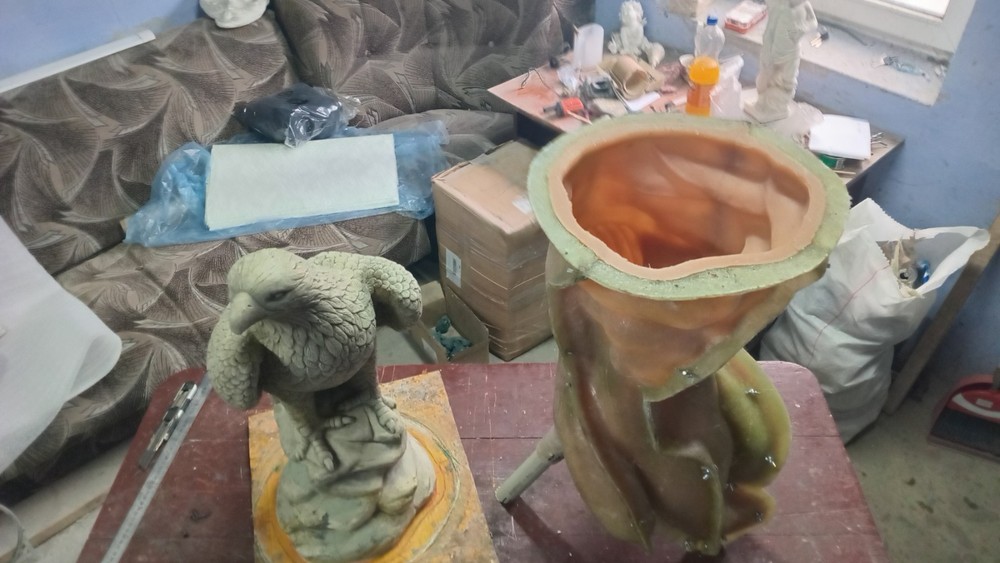 Polyurethane flexible mold with a plastic frame "The eagle looks to the left"