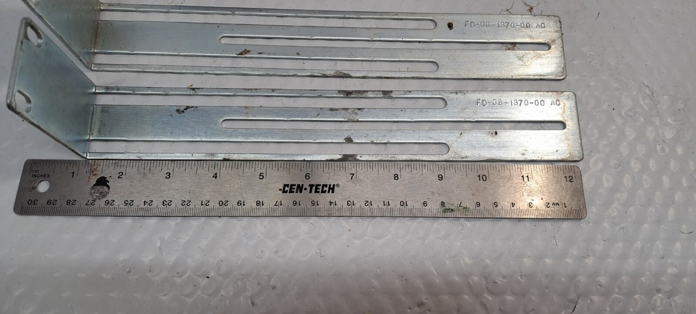2 X mounting brackets FD-06-1370-00 USED