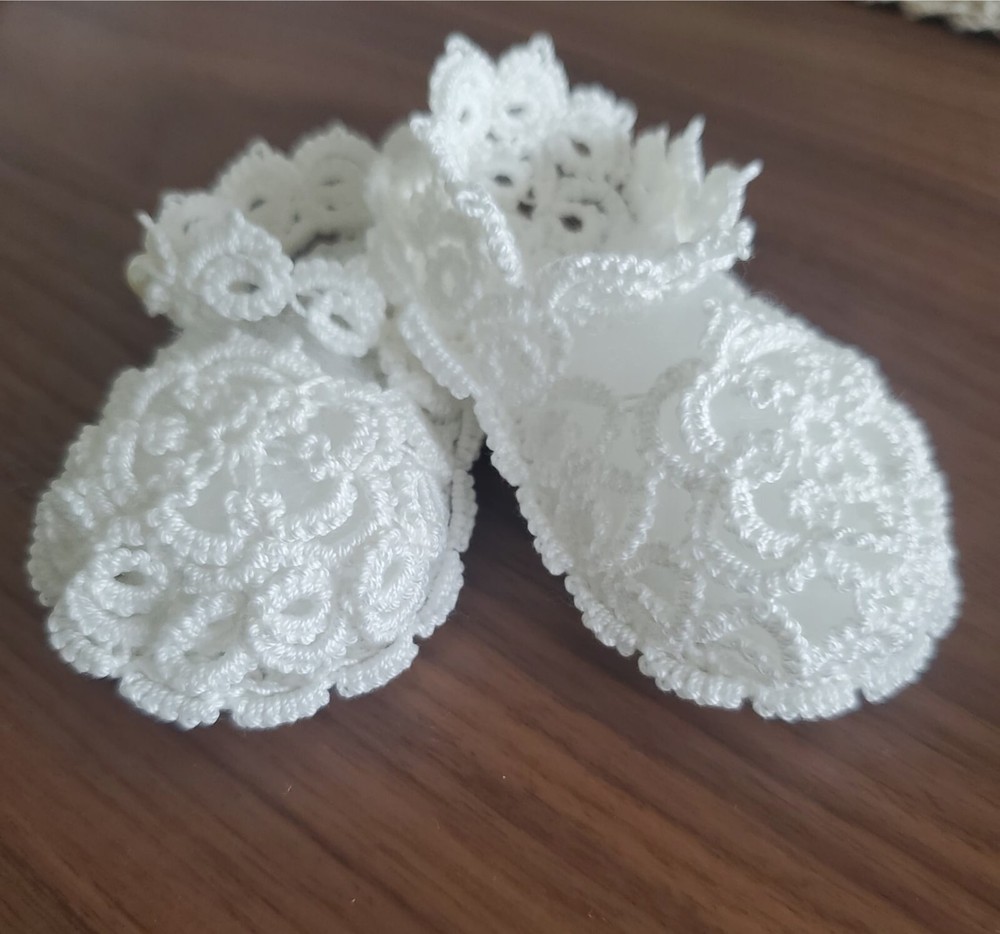 Frivolite booties