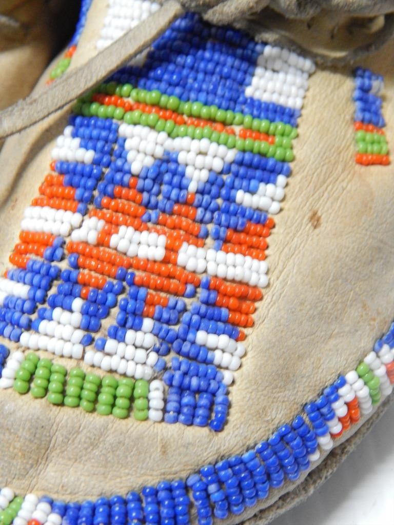 MINT VINTAGE 1940s era SO ARAPAHO INDIAN BEADED MOCCASINS - HARD SOLES - ADULT