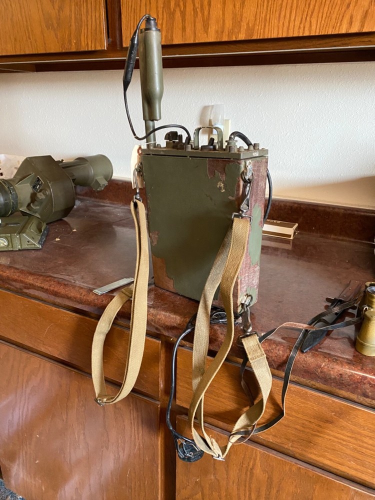 RARE ORIGINAL WWII NAVY USMC MARINE MODEL DAV-2 FIELD RADIO & CARRY STRAPS