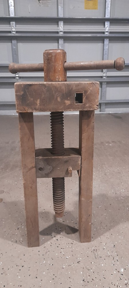Vintage Woodworking Vise Tool Bench Tool !!