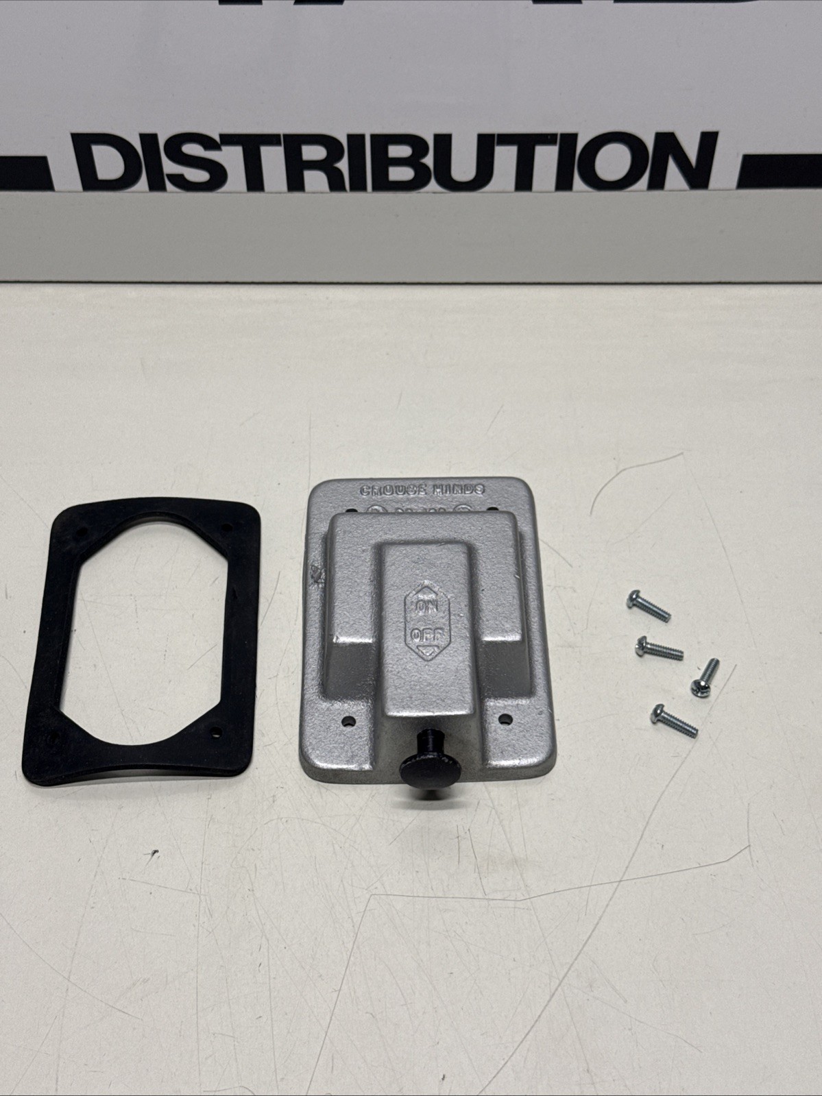 DS128 - Crouse-Hinds Cast Aluminum Single-Gang Raintight Snap Switch Cover with