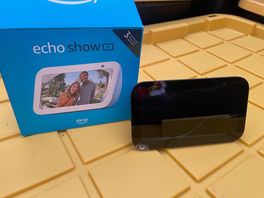 Amazon echo show 5 3rd gen cracked screen smart display charcoal gray speaker