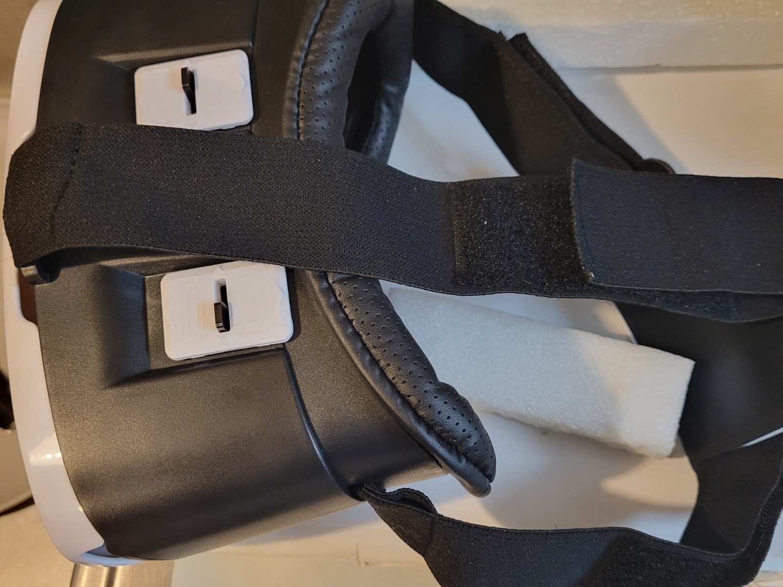 ONN White virtual reality smartphone headset