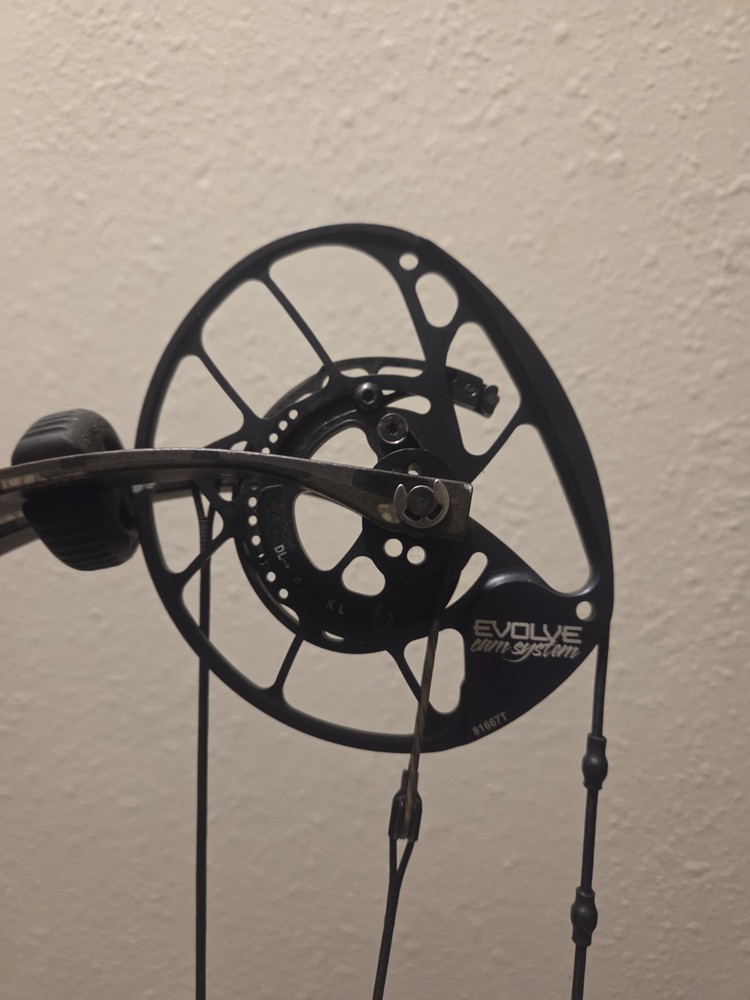 PSE Archery EVO Evl NXT 33 Compound Bow-Kuiu Verde-Right Hand 26-30 70# COMPLETE