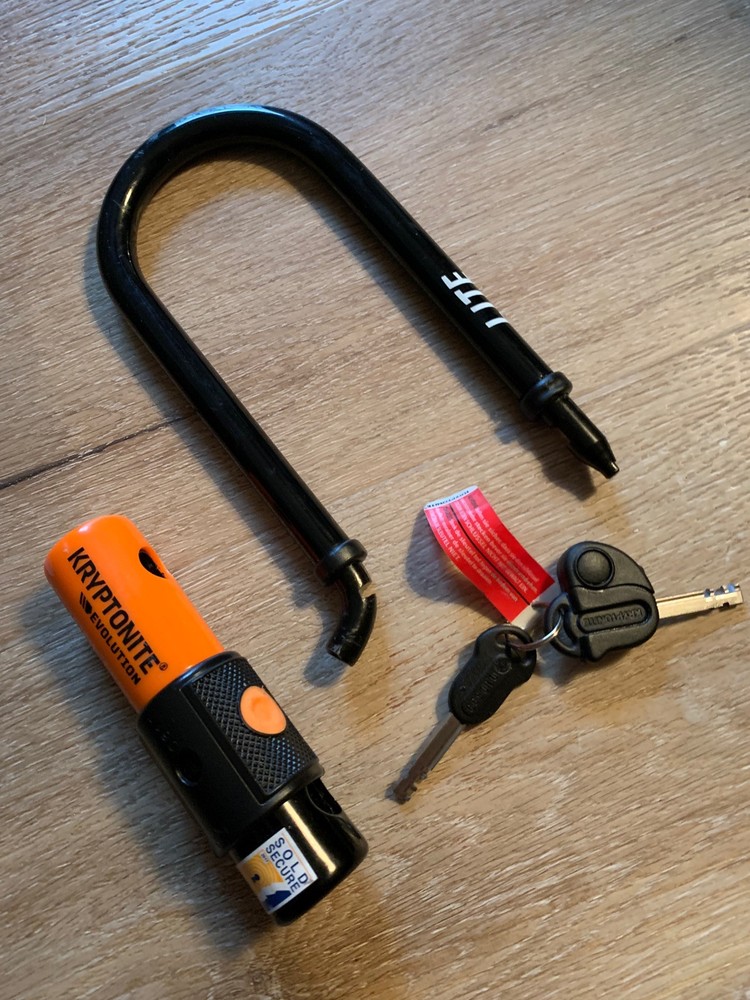 NEW~KRYPTONITE~EVOLUTION LITE~ MINI LOCK 6~ANTI-THEFT~U LOCK~KEYS & 1 WITH LIGHT