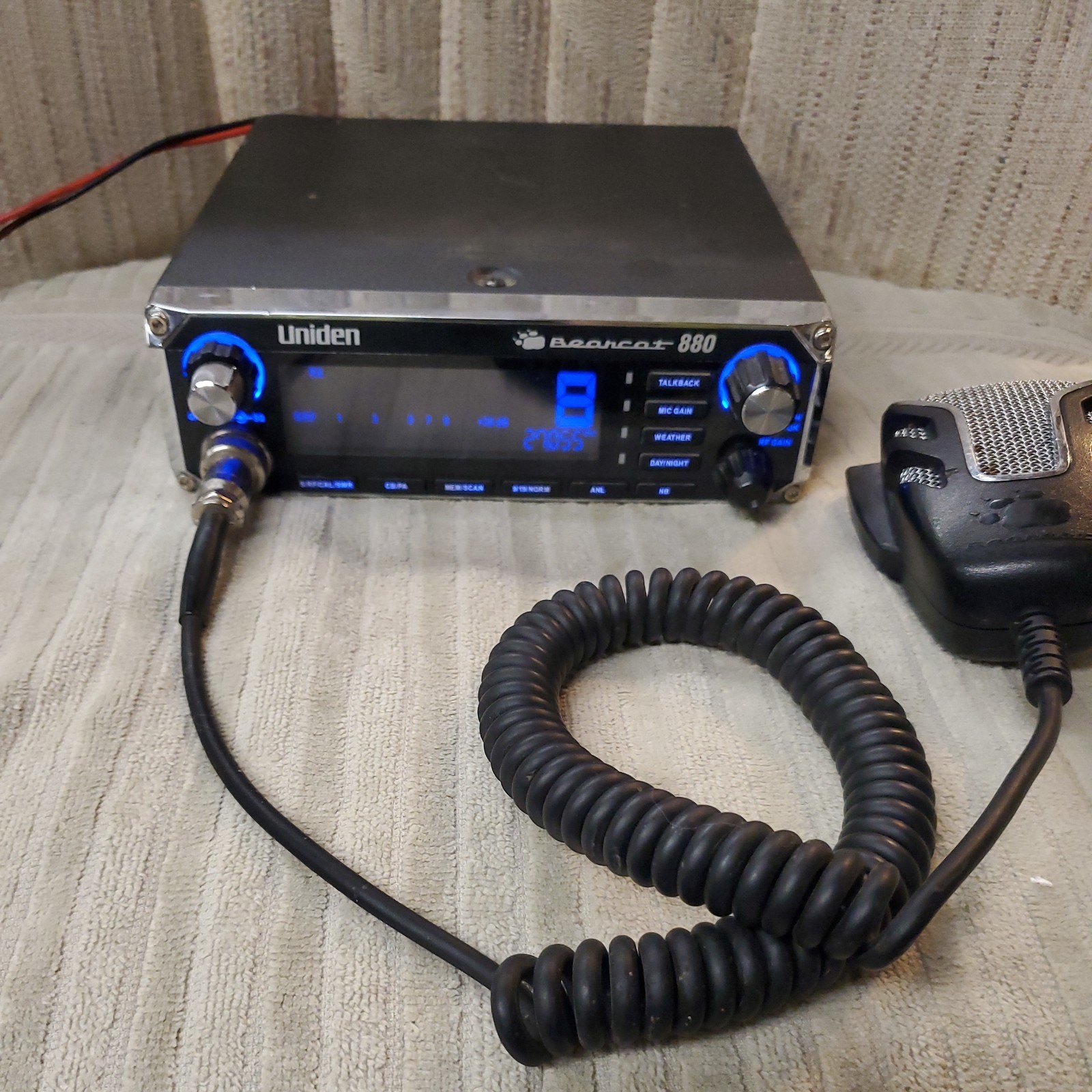Uniden Bearcat 880 CB Radio With Microphone and Power Cord