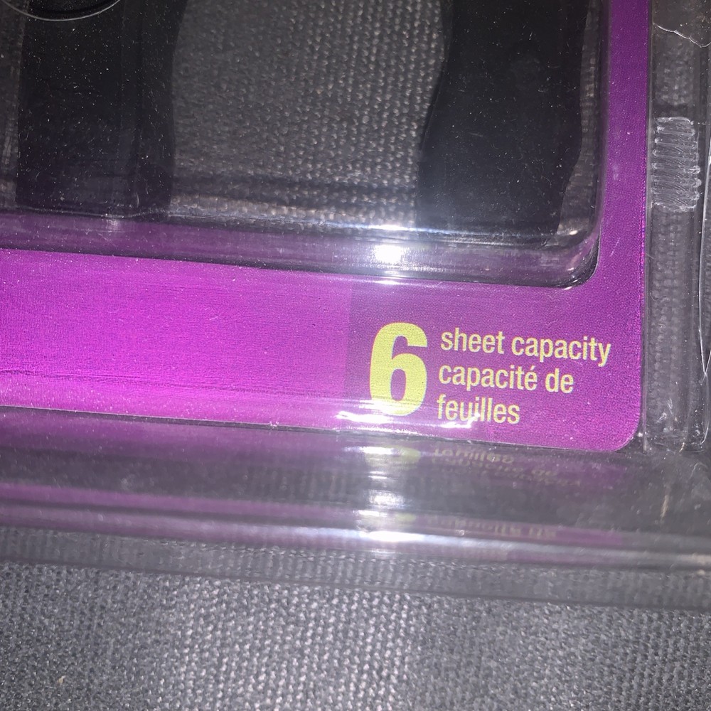 Staples- Gripped, 1 Hole Punch. 6 Sheet Capacity.