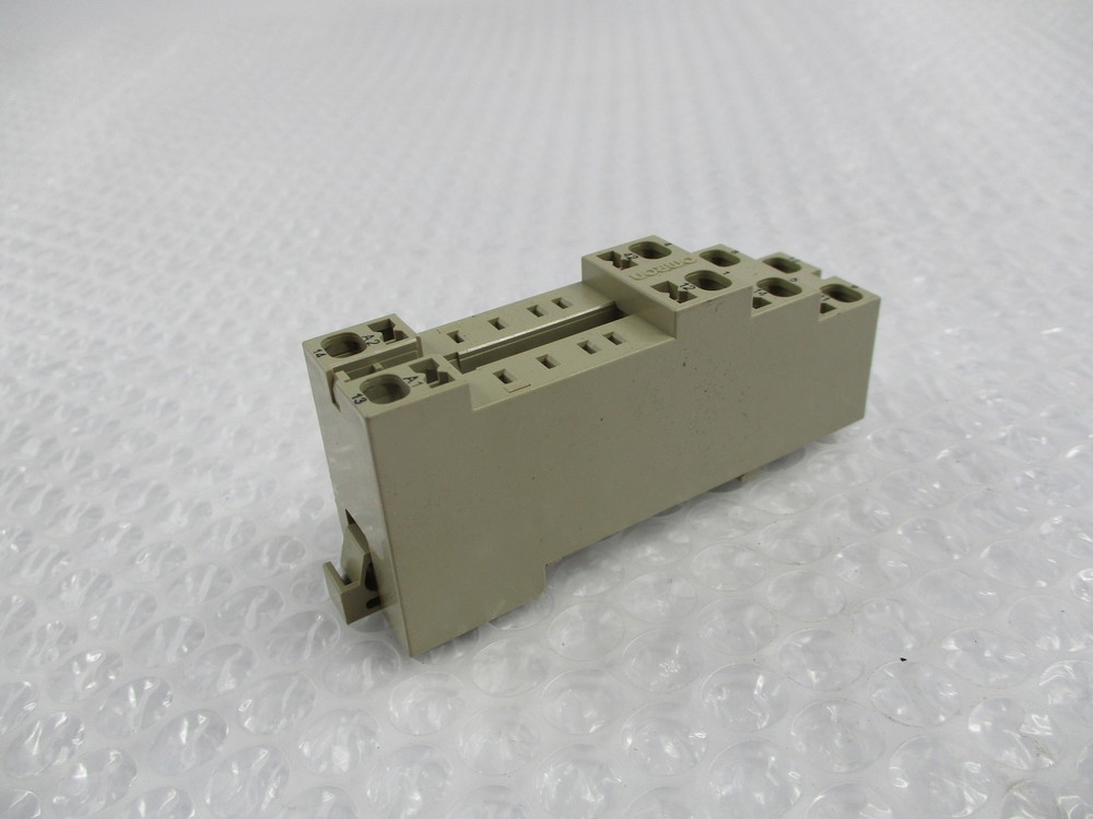 OMRON PYF08S RELAY BASE NSNP