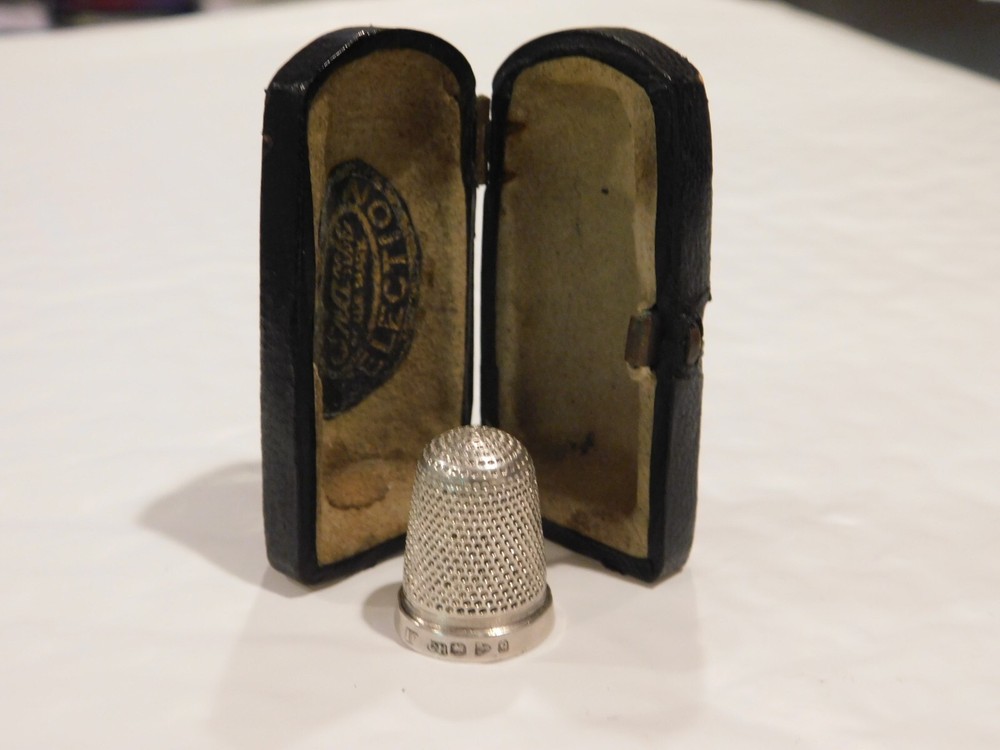 (012) Sterling Silver Sewing Thimble w/case