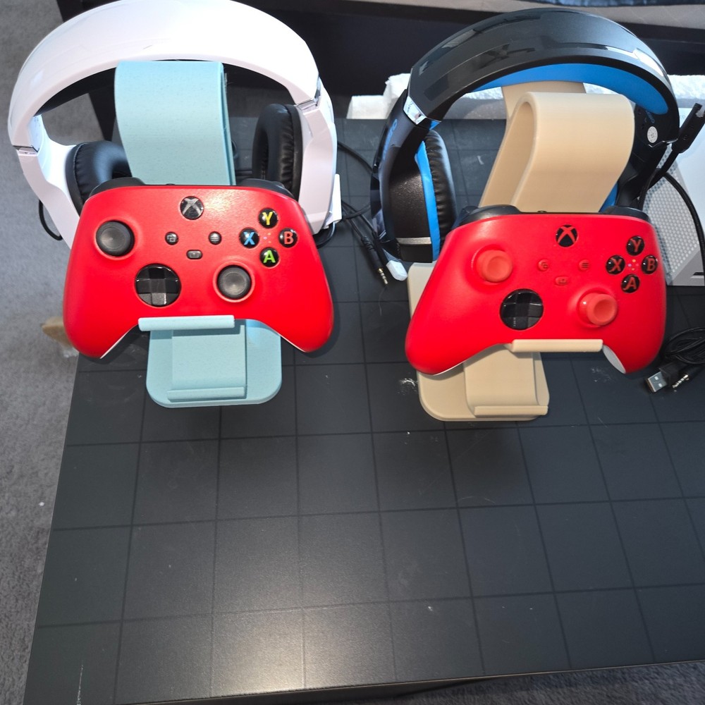 Gaming controller and headphone standing holder