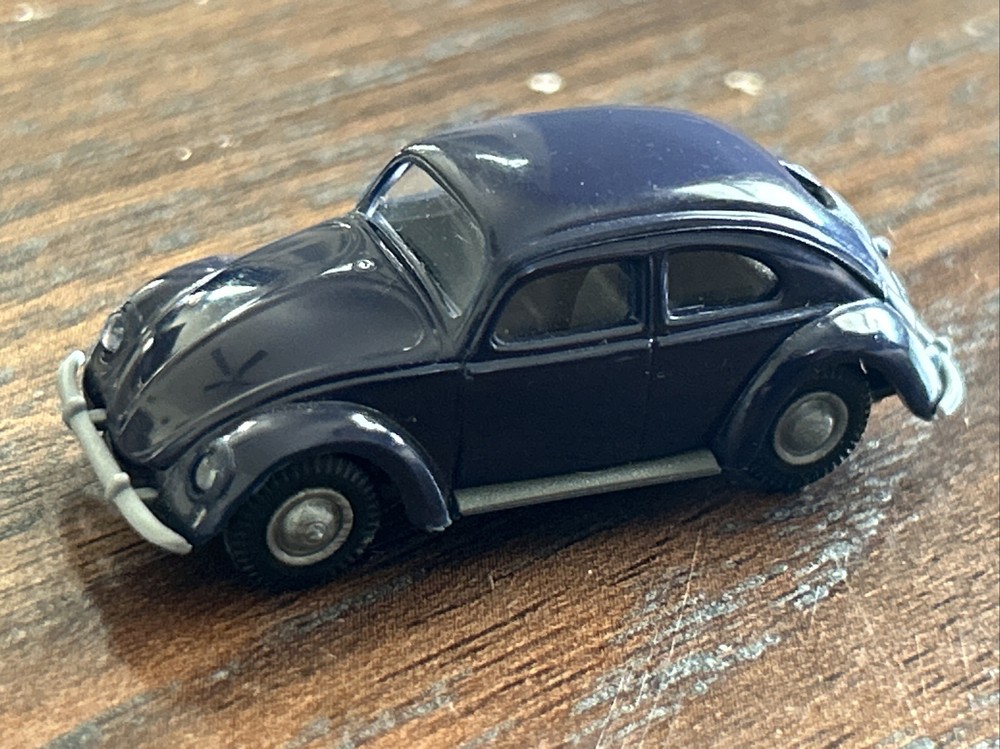 PRALINE PLASTIC VW VOLKSWAGEN BEETLE BLUE
