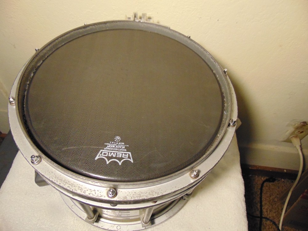 YAMAHA SFZ MARCHING SNARE DRUM w/ CASE