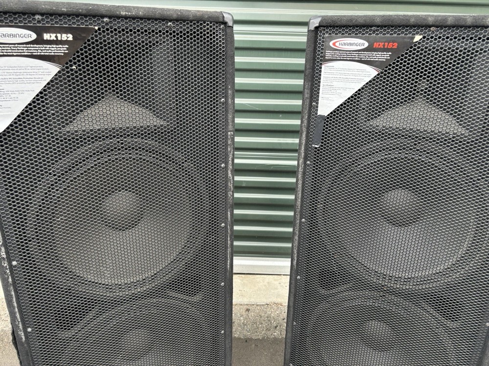 Harbinger HX152 TOWER SPEAKERS ROLLING WHEELS