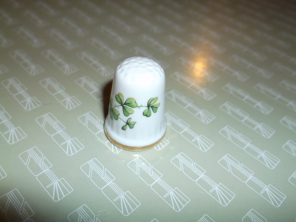 Collector Thimble Bisque Countess Bone Chine 3 Leaf Clover