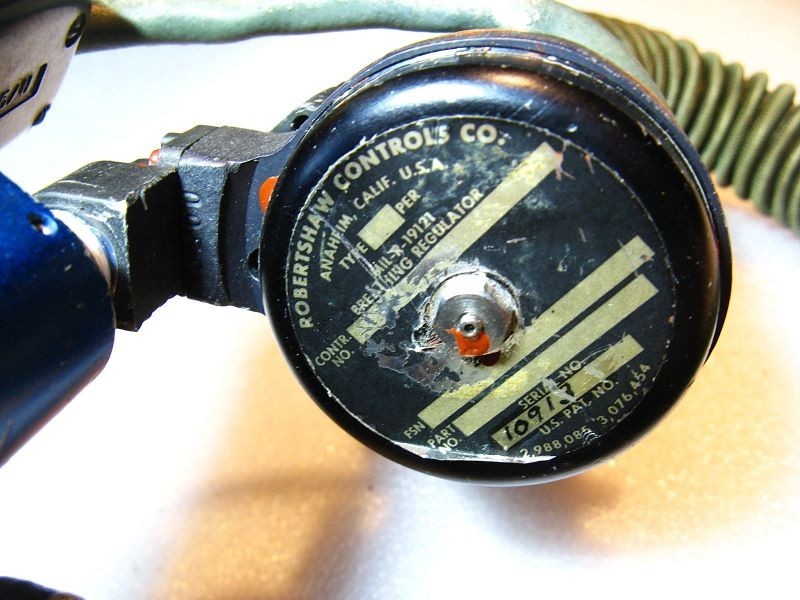 RARE 60's SIERRA MS-22001 "REDAR" OXYGEN MASK w/ REGULATOR / US NAVY / LARGE