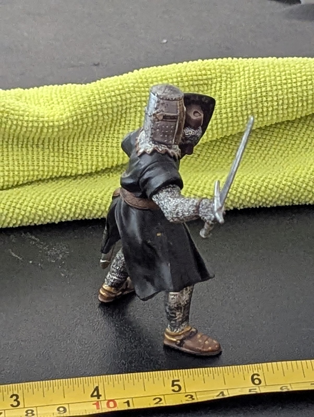 INTICING SCHLEICH WARRIOR MEDIEVAL W/ SHIELD & SWORD READY FOR BATTLE VG COLORS