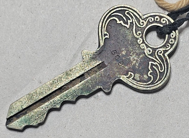 Set of 2 1942 WWII Next of Kin Notched Dog Tags T42 Los Angeles & Vintage Keys