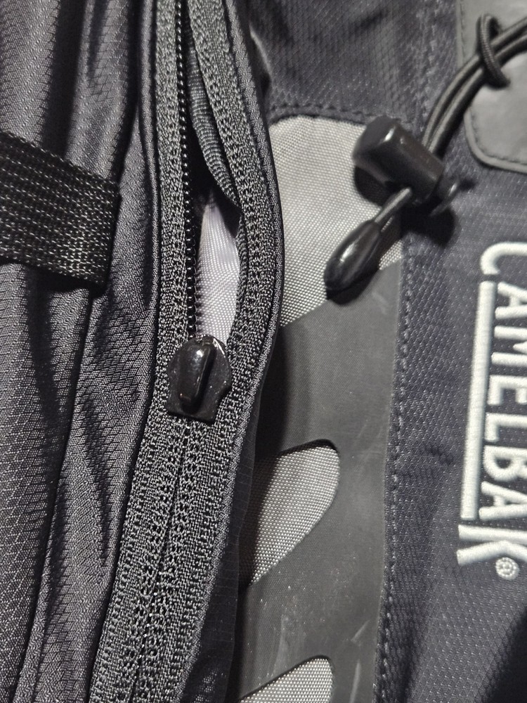 CamelBak Rim Runner 22 Hydration Pack 2.5L Zip Black Hiking Backpack EUC