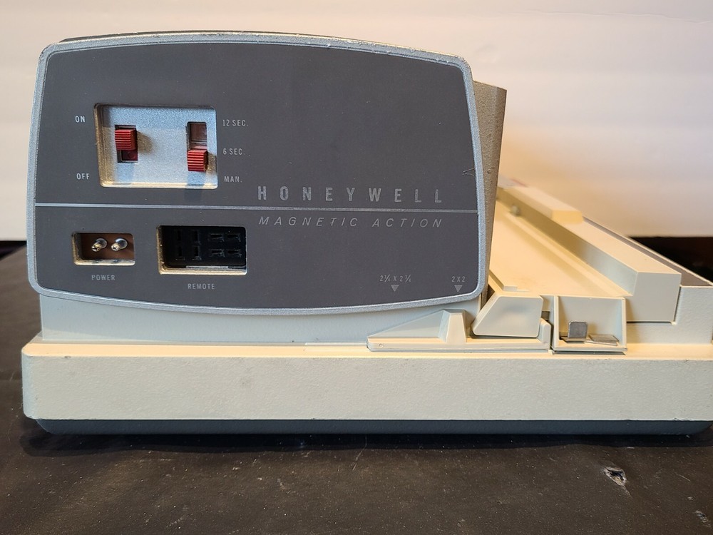Vintage Honeywell Projector- Model 652- With Automatic Focus and Case (untested)
