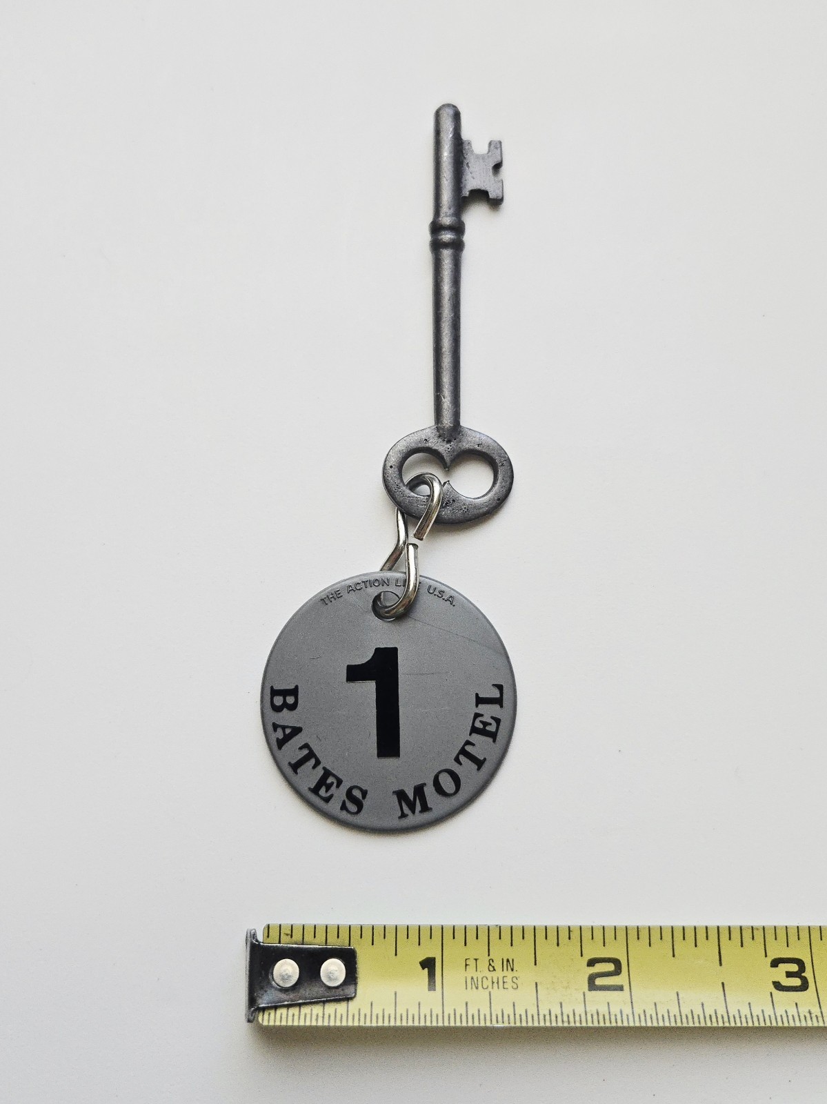 VINTAGE 1982 PSYCHO II MOVIE PROMO KEYCHAIN BATES MOTEL HORROR FILM 2 UNIVERSAL