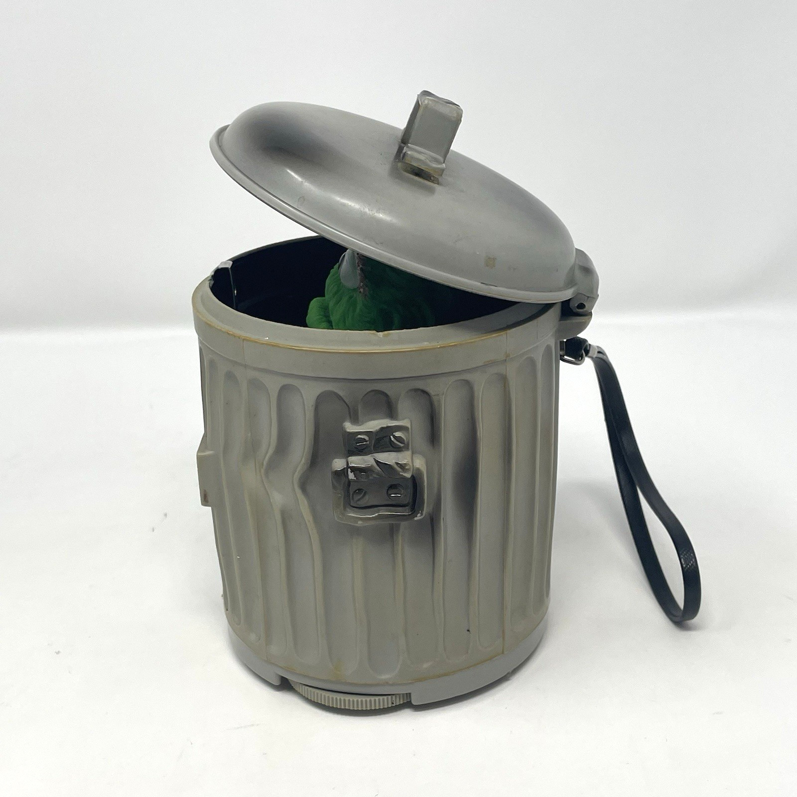 Vintage Sesame Street Oscar the Grouch Trash Can AM Transistor Radio 1970s w/Box