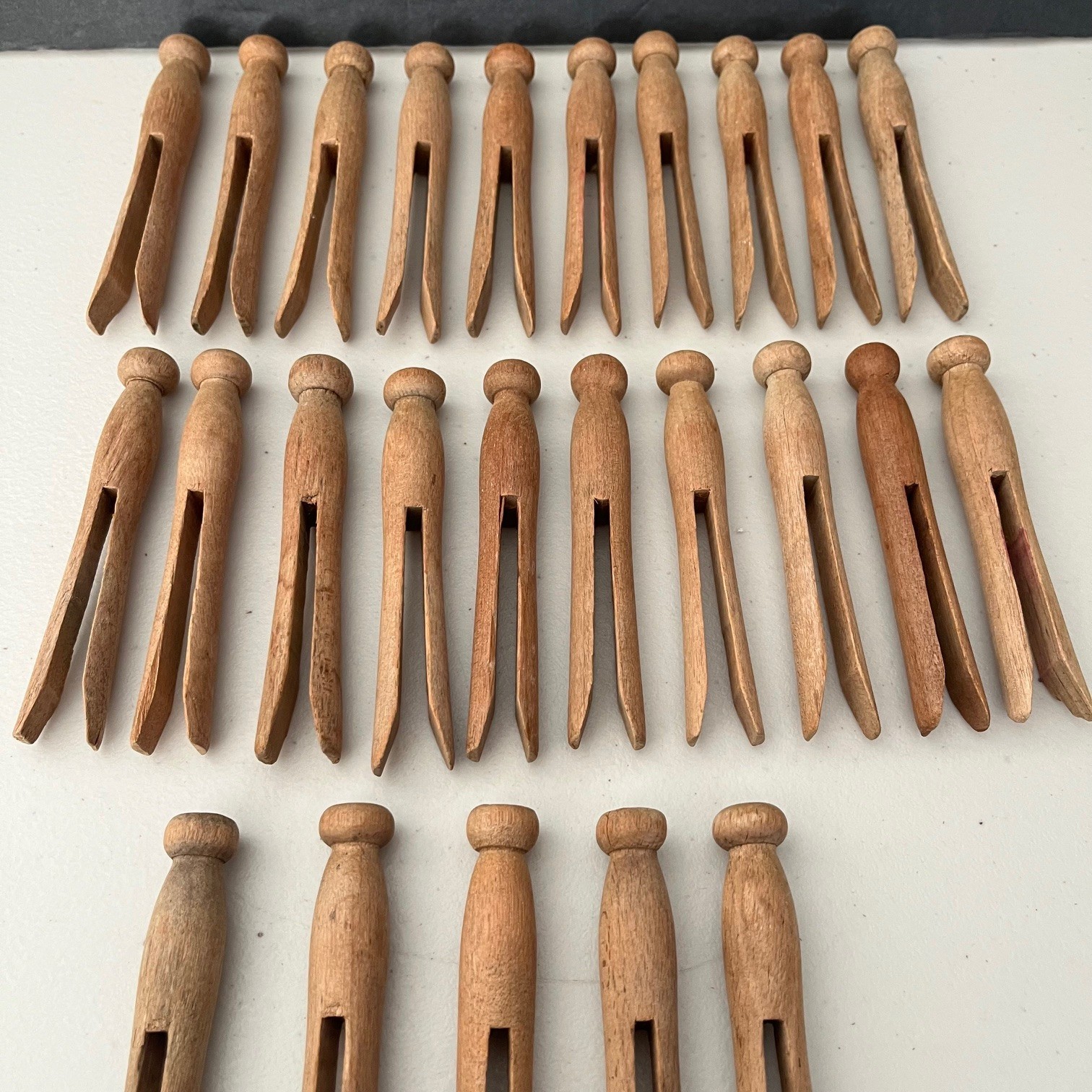 VTG WOODEN CLOTHES PINS LOT OF 25-4" + 7-3".5" ROUND HEAD WHEATHERED PRIMITIVE