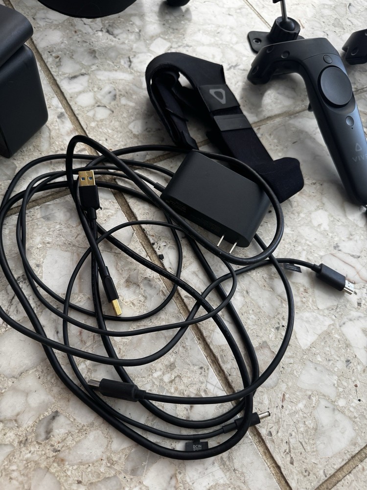 HTC Vive VR Headset Bundle + Pro Audio Strap (Read Description)