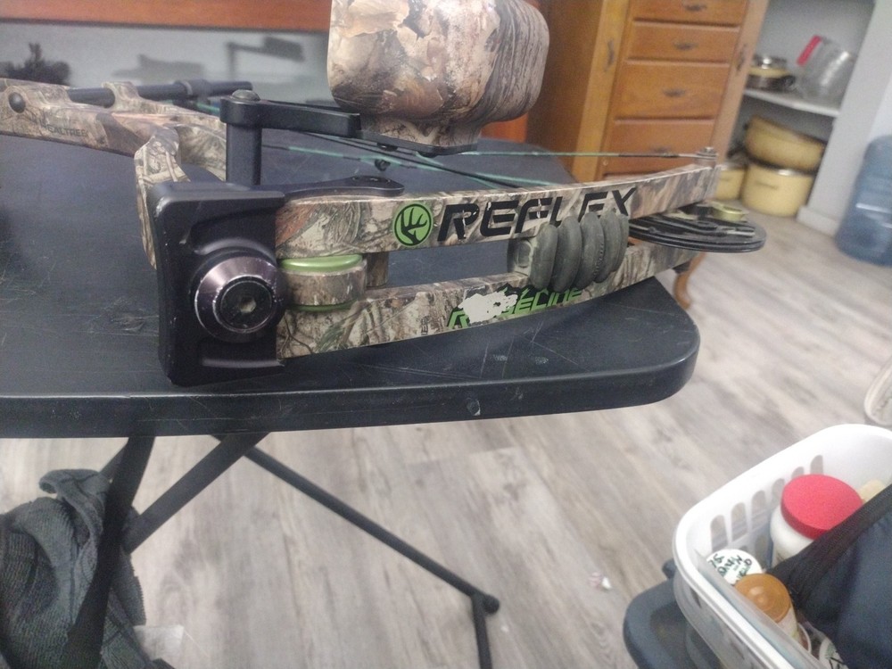 REFLEX RIDGELINE Compound Bow With Arrow Holder And Stabilizer
