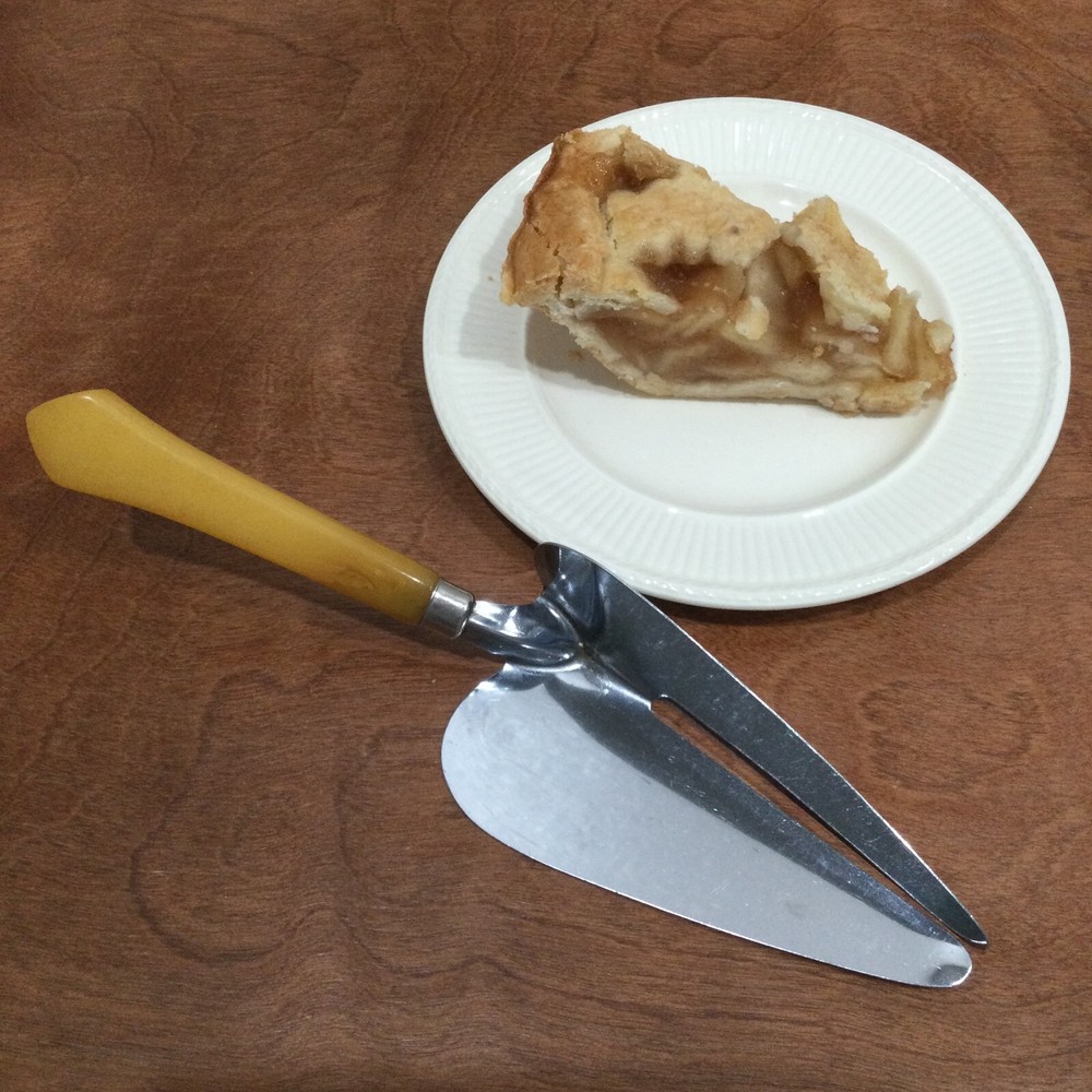 Vintage Butterscotch BAKELITE Pie Dessert Server 45 Degree Angle Kitchen