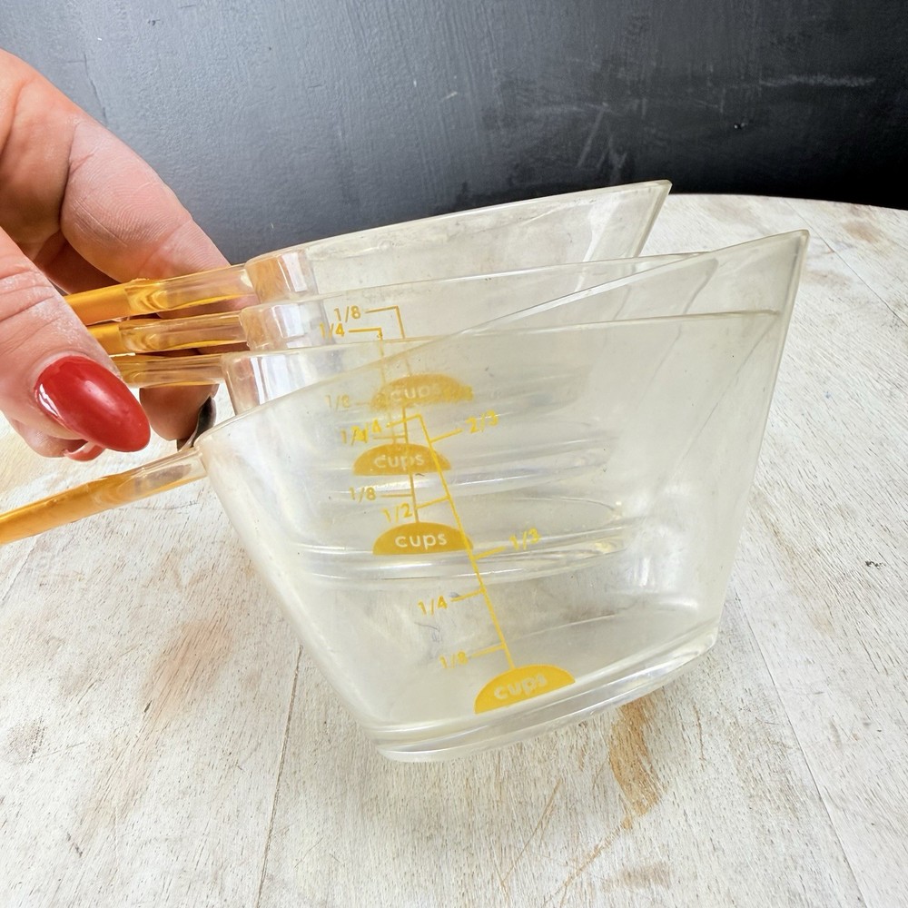 WILTON Scoop It 4 Piece Measuring Cup Set Nesting Yellow On Removeable Ring