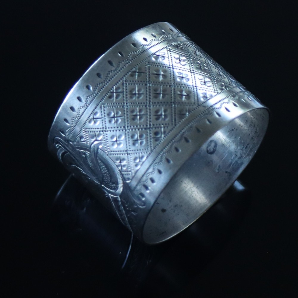 Victorian Sterling Silver Bright Cut Geometric pattern un Engraved Napkin Ring