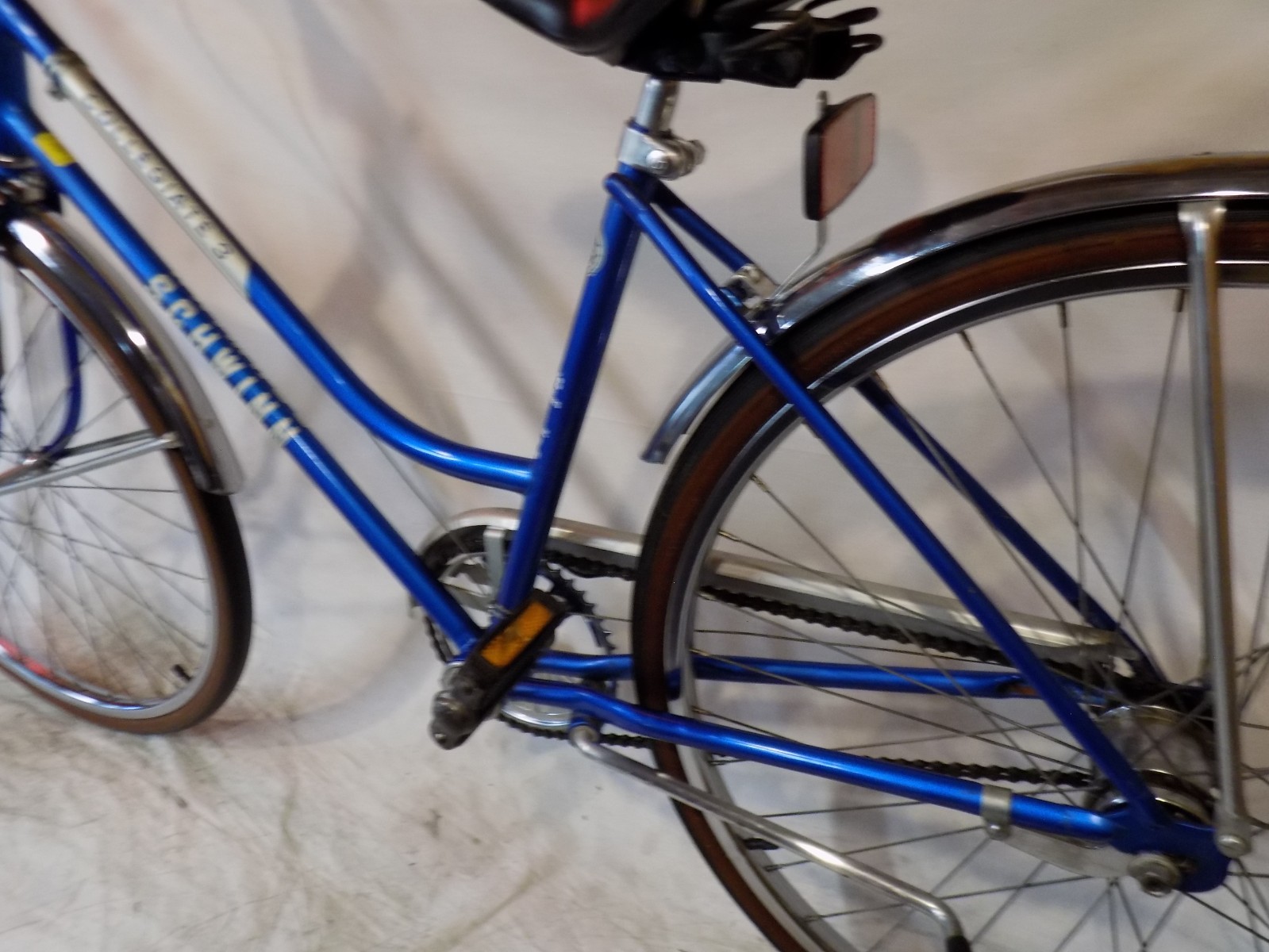 1980 SCHWINN COLLEGIATE LADIES 3-SPEED ROAD CRUISER BIKE BREEZE HOLLYWOOD RACER