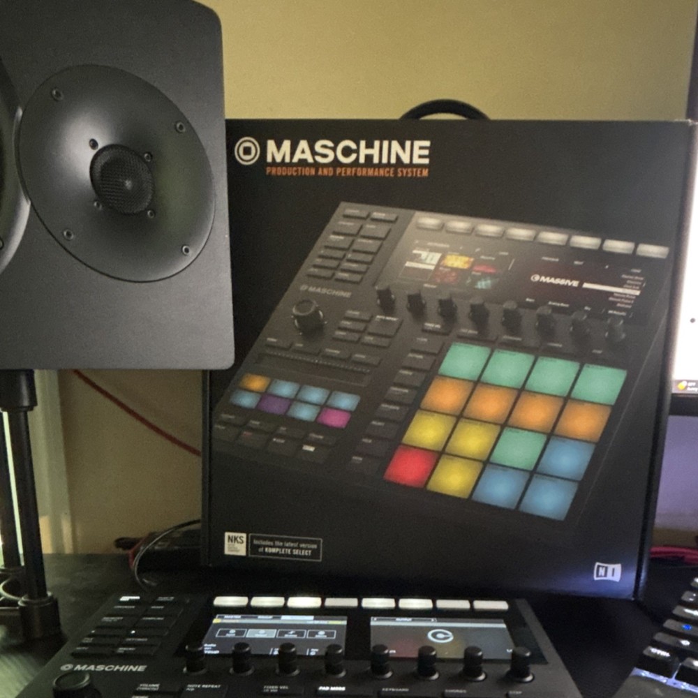 Native Instruments MASCHINE MK3 Sampler & Sequencer, 16 Pad Triggers